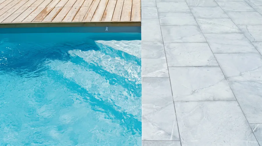 Pool corner staircase